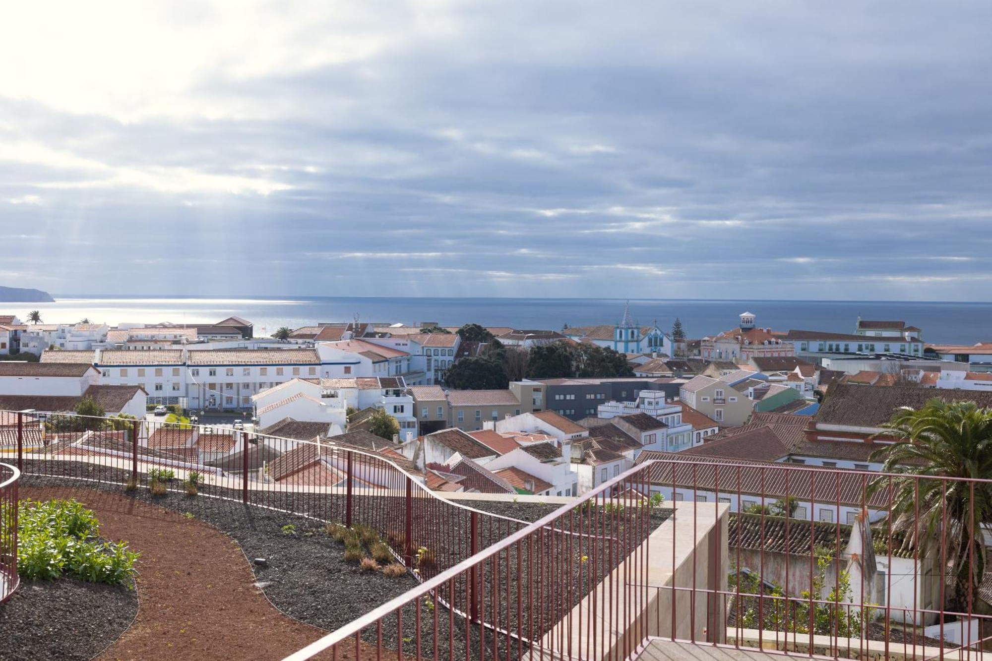 Angra + Apartment Angra do Heroísmo Екстериор снимка