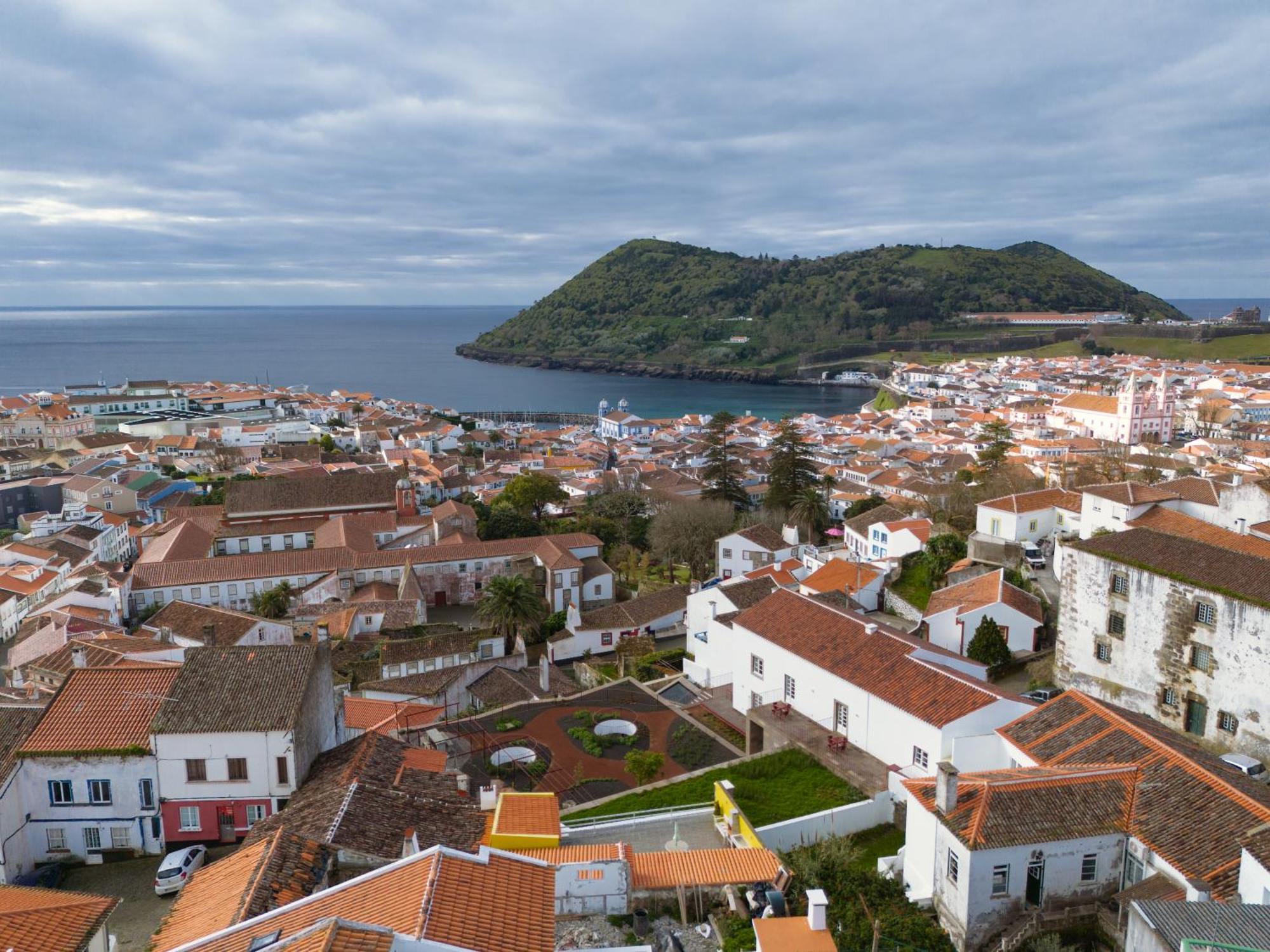 Angra + Apartment Angra do Heroísmo Екстериор снимка