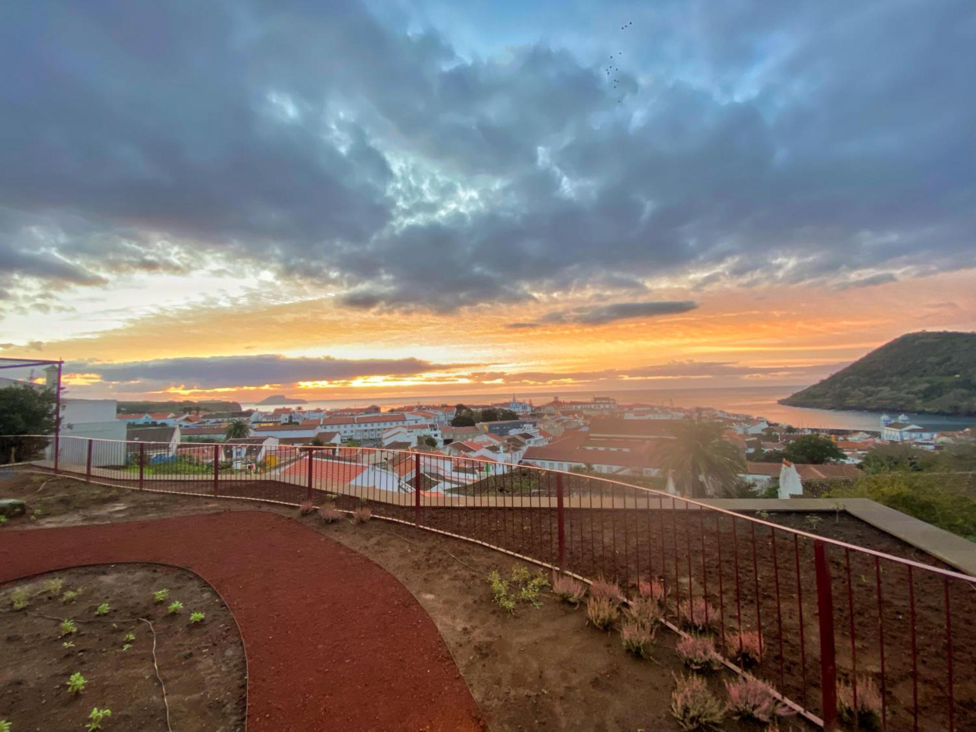 Angra + Apartment Angra do Heroísmo Екстериор снимка
